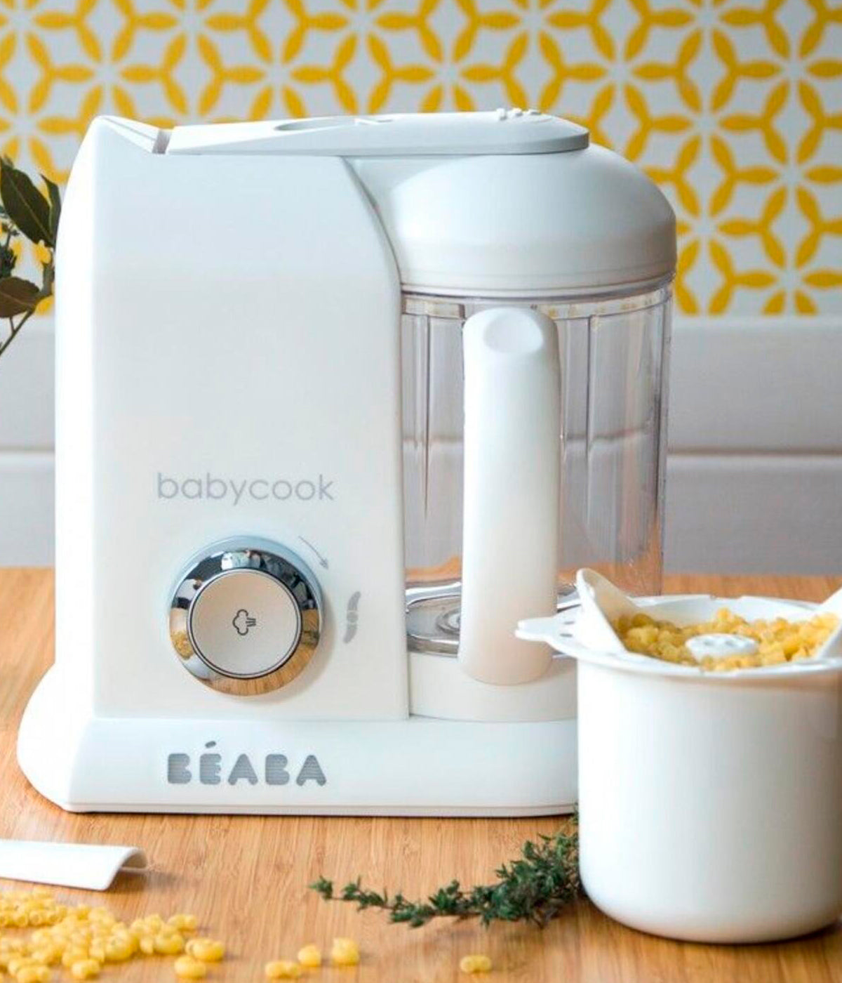 Vista frontal do robô de cozinha para bebé 4 em 1 Baby Cook Solo da Béaba na cor White Silver. Robô de cozinha 4 em 1 que cozinha a vapor, tritura, descongela e aquece alimentos. Com uma taça XL de 1100 ml e um funcionamento simples através de um único botão, permite preparar refeições caseiras saudáveis para o bebé de forma rápida, prática e sem complicações.