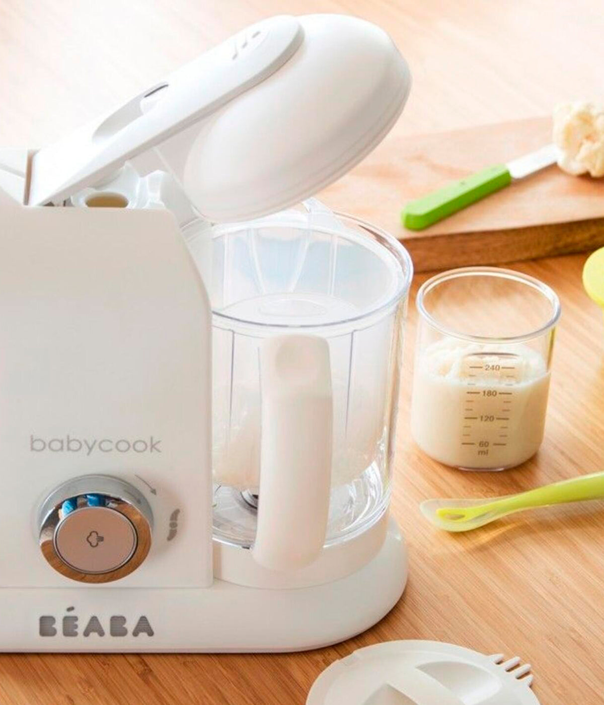 Vista do robô de cozinha para bebé 4 em 1 Baby Cook Solo da Béaba na cor White Silver aberto e a funcionar.