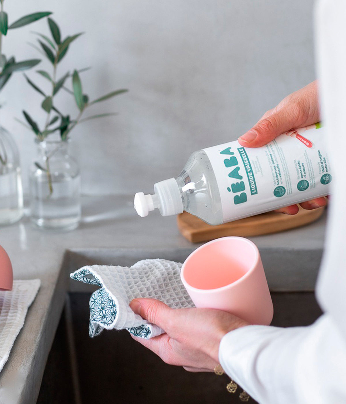 Detergente para Biberões 100% Ecológico da Béaba. Especialmente desenvolvido para limpar biberões, tetinas e acessórios do bebé. Com fórmula de origem vegetal e mineral, remove eficazmente resíduos de leite e alimentos, respeitando a pele sensível e o ambiente.