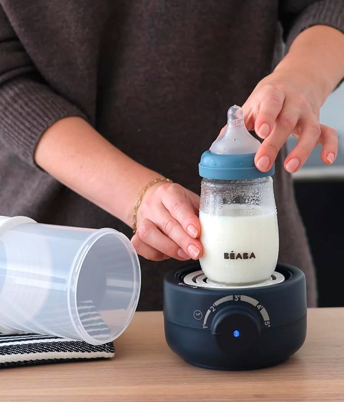 Aquecedor de biberões Babymilk Second da Béaba na cor Night Blue (azul índigo) a aquece boião de papa para o bebé.