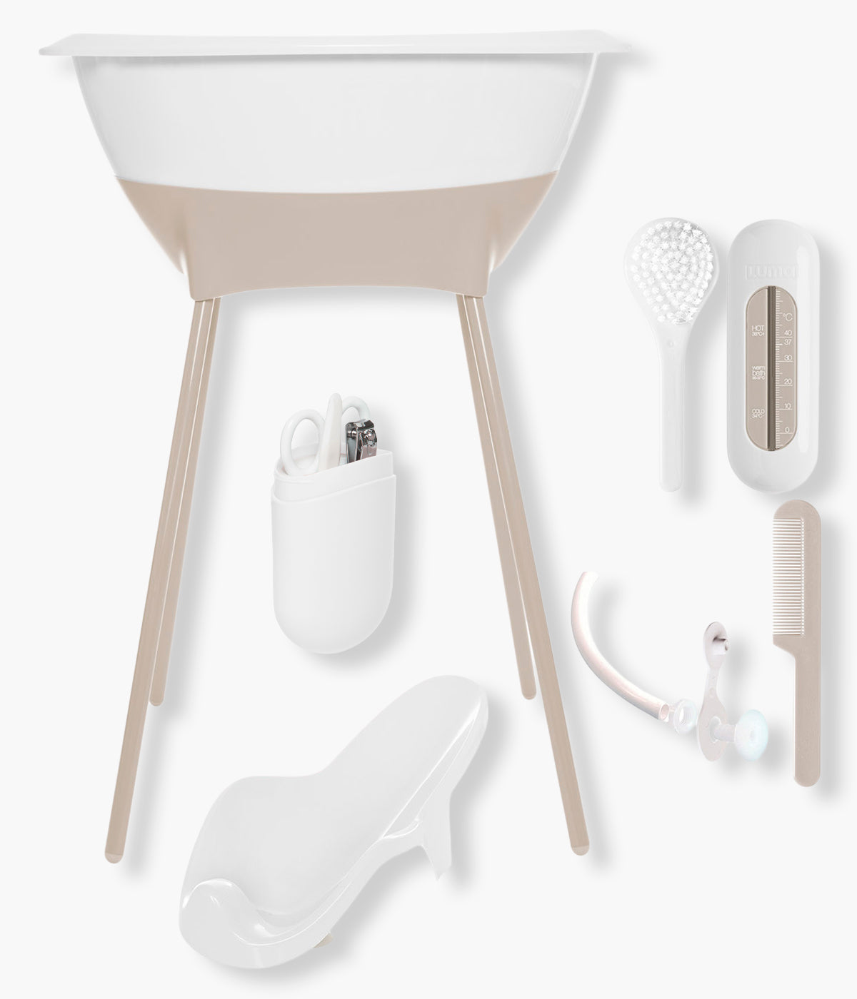 Conjunto de banheira com acessórios de banho da marca Luma na cor White (branco). O conjunto de banho Luma inclui todos os acessórios essenciais para a higiene diária do bebé desde o nascimento. Com design moderno e funcional, este conjunto reúne banheira, suporte, redutor, termómetro de água, pente, escova e tubo de drenagem para todo o conforto e praticidade.