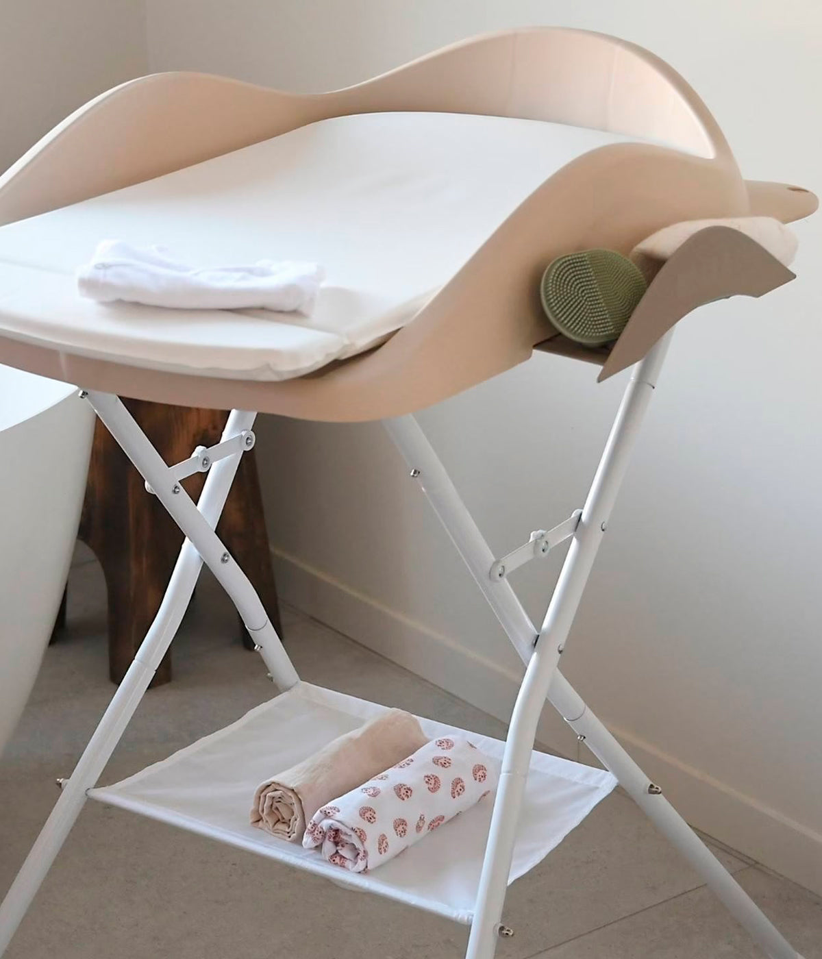 Trocador para bebé Camélé'o da Béaba na cor Clay Earth (Bege) com pés para melhor ergonomia dos pais.