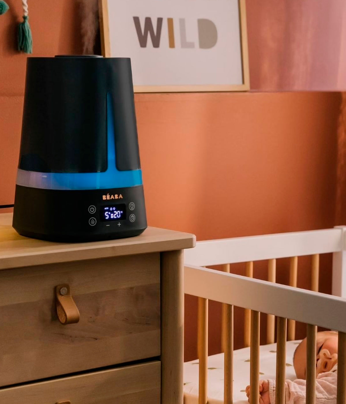 Vista em uso no quarto do humidificador para bebé Zen Air da Béaba na cor Night Blue. Prático humificador que ajuda a manter um nível de humidade ideal no quarto do bebé, promovendo maior conforto respiratório. Com autonomia até 27 horas, luz de presença multicolor e funcionamento silencioso, cria um ambiente saudável e relaxante durante o dia e a noite.
