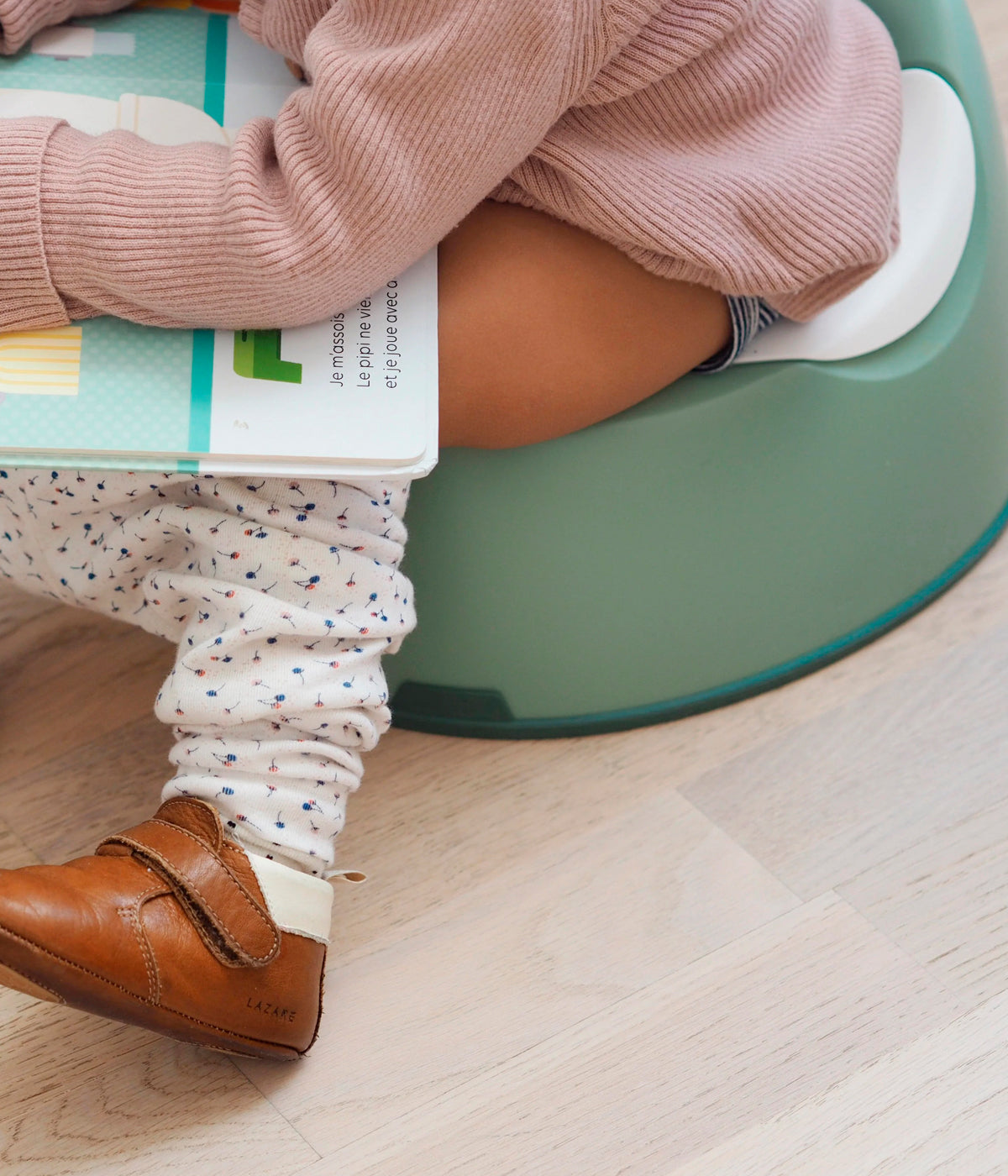 Bacio ergonómico Potty da Béaba na cor Sage Green (verde). Divertido pote para acompanhar o bebé numa das fases mais importantes do seu crescimento, o desfralde. Com um design pensado para conforto e segurança, torna esta aprendizagem mais simples e tranquila.