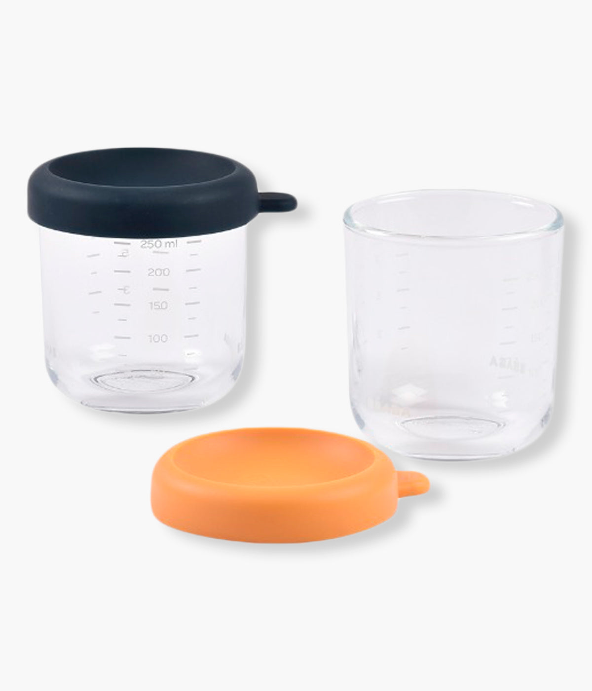Conjunto de 2 recipientes de vidro Béaba com capacidade de 250ml, ideais para conservar, congelar, aquecer e transportar as refeições do bebé. Fabricados em vidro resistente ao choque térmico, com tampa hermética em silicone.