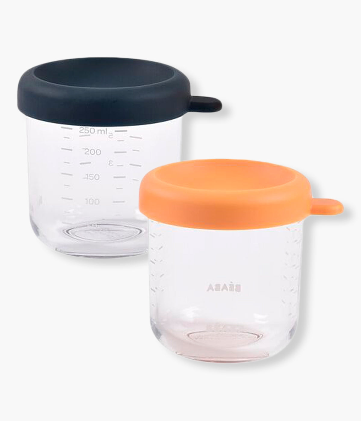 Vista frontal do conjunto de 2 recipientes de vidro Béaba com capacidade de 250ml, ideais para conservar, congelar, aquecer e transportar as refeições do bebé vistos com alimentos no interior.