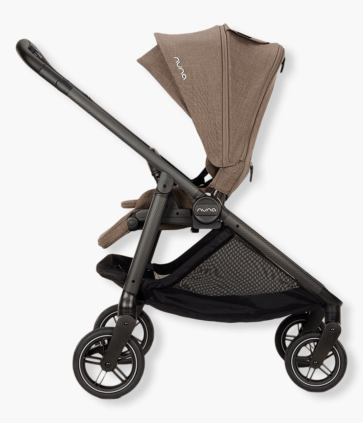 Vista lateral do carrinho de passeio Swiv da marca Nuna na cor Pistachio. Elegante carrinho concebido para proporcionar uma experiência de passeio inovadora, graças às suas exclusivas rodas com rotação 360°, acionadas através de um simples botão na pega.