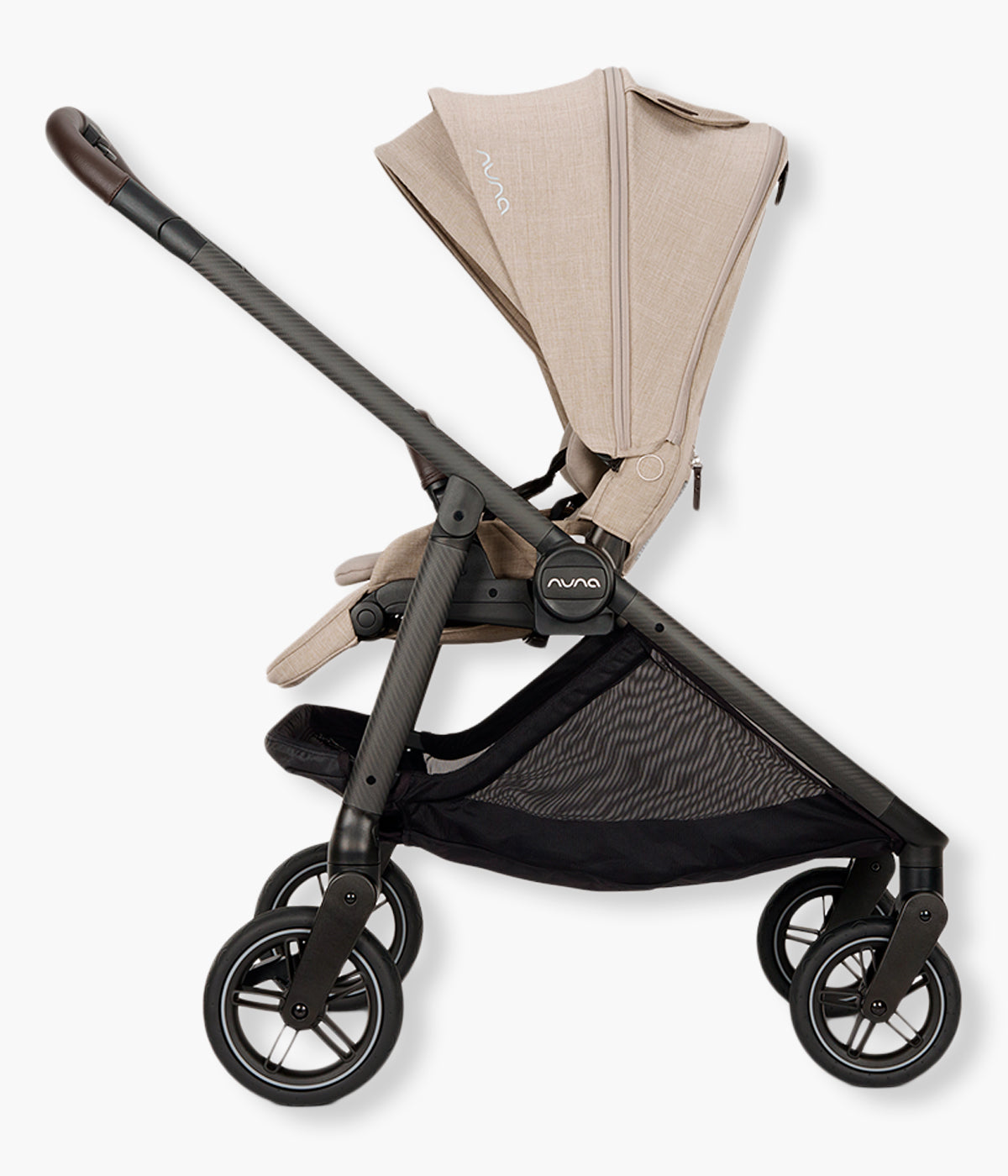 Vista lateral do carrinho de passeio Swiv da marca Nuna na cor Chateau. Elegante carrinho concebido para proporcionar uma experiência de passeio inovadora, graças às suas exclusivas rodas com rotação 360°, acionadas através de um simples botão na pega. A estrutura reforçada com fibra de carbono e alumínio combina leveza e resistência, enquanto a suspensão integrada no assento garante um passeio suave em qualquer superfície. Inclui vários acessórios para acompanhar a família em todas as aventuras.