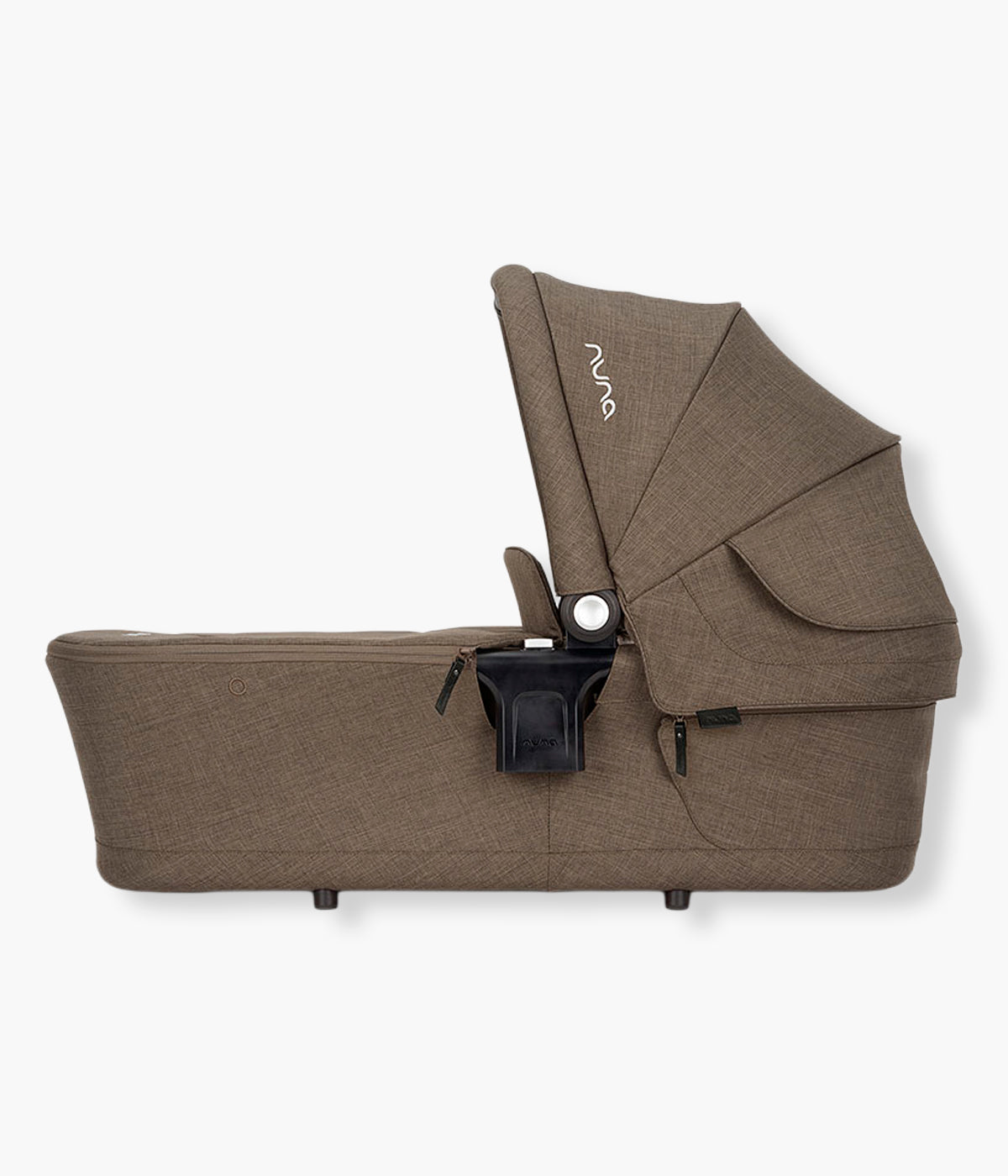 Vista lateral da alcofa para carrinho de bebé Lytl da marca Nuna na cor Pistachio. Ultraleve alcofa premium que proporciona um espaço confortável e seguro para o recém-nascido desde o nascimento até aos 9kg. Compacta, dobrável e compatível com vários carrinhos Nuna, é a solução ideal para criar um pack elegante e prático desde o primeiro dia.
