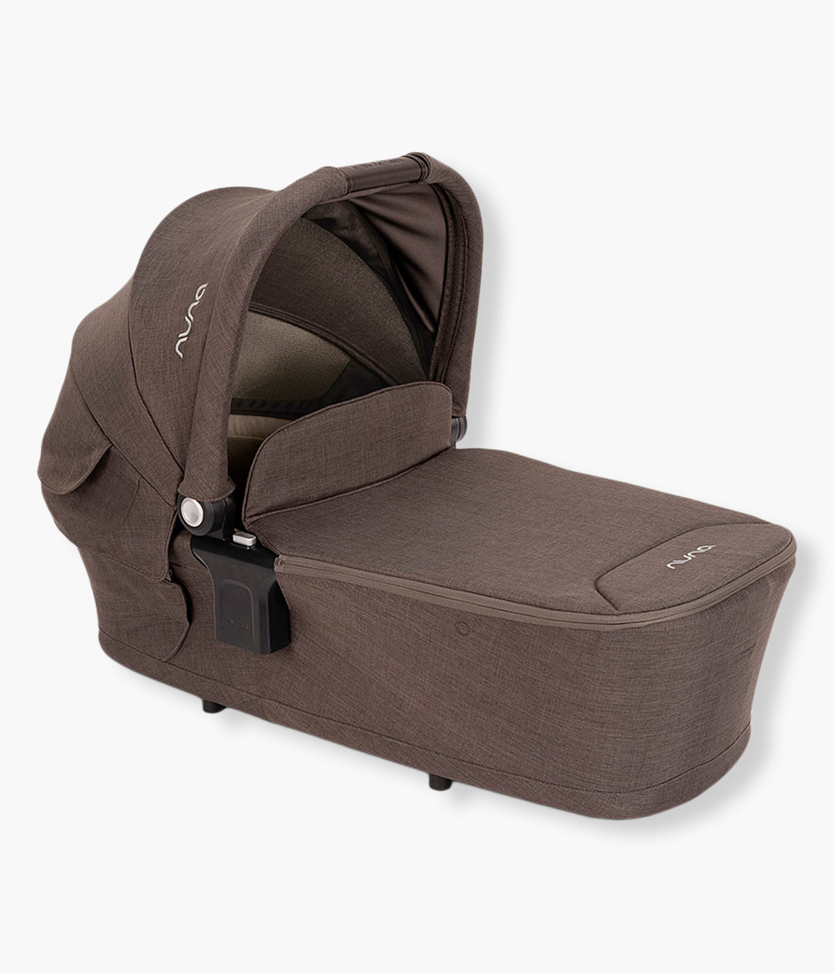 Vista lateral da alcofa Lytl da marca Nuna na cor Chestnut. Ultraleve alcofa premium que proporciona um espaço confortável e seguro para o recém-nascido desde o nascimento até aos 9kg. Compacta, dobrável e compatível com vários carrinhos Nuna, é a solução ideal para criar um pack elegante e prático desde o primeiro dia.