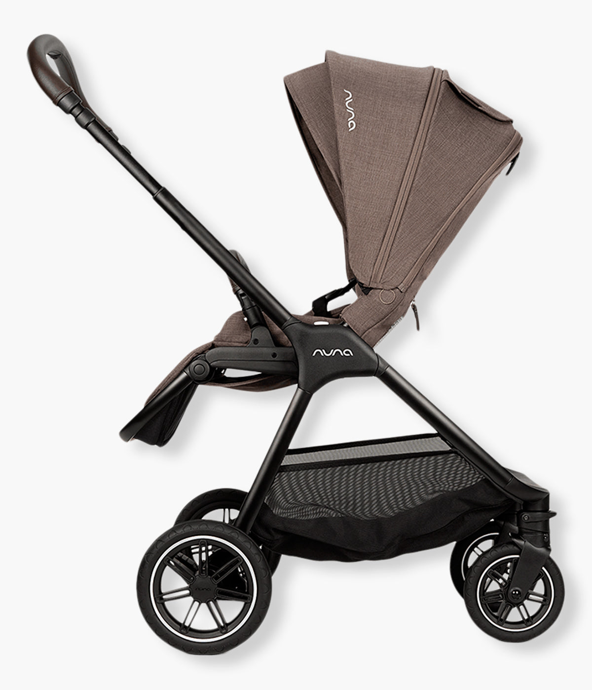 Vista lateral do carrinho de passeio Triv Next da marca Nuna na cor Chestnut. O Nuna Triv Next Chestnut é um carrinho de bebé compacto e premium, ideal para a vida urbana. Leve, reversível, preparado para todas as estações e compatível com alcofa e cadeira auto, acompanha o bebé desde o nascimento até aos 22 kg com máximo conforto e praticidade.