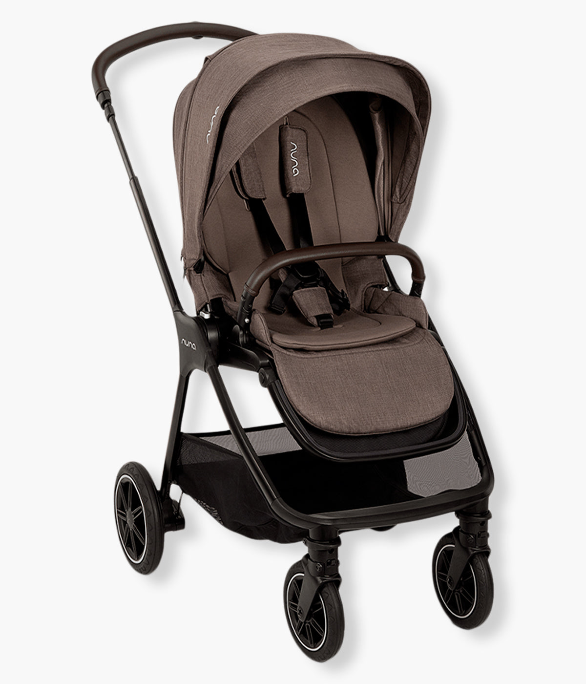 Vista frontal do carrinho de passeio Triv Next da marca Nuna na cor Chestnut. O Nuna Triv Next Chestnut é um carrinho de bebé compacto e premium, ideal para a vida urbana. Leve, reversível, preparado para todas as estações e compatível com alcofa e cadeira auto, acompanha o bebé desde o nascimento até aos 22 kg com máximo conforto e praticidade.