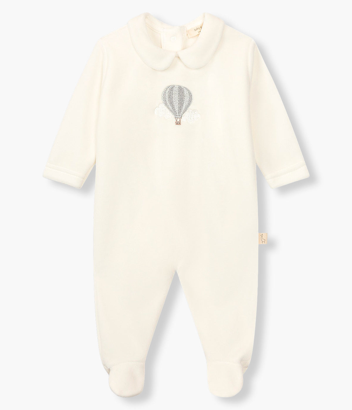 Vista frontal do babygrow em veludo pérola da Baby Gi para bebé e recém-nascido(a). Gola redonda cortada. Balão de ar quente bordado em tons de azul no peito. Abertura com molas de pressão nas costas e entrepernas.