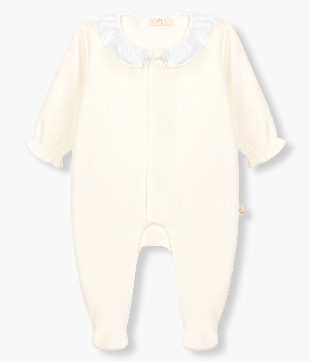 Vista frontal do babygrow em veludo pérola da Baby Gi para bebé menina e recém-nascida. Gola redonda cortada branca. Suaves asas de borboleta nas costas. Abertura na frente e entrepernas.