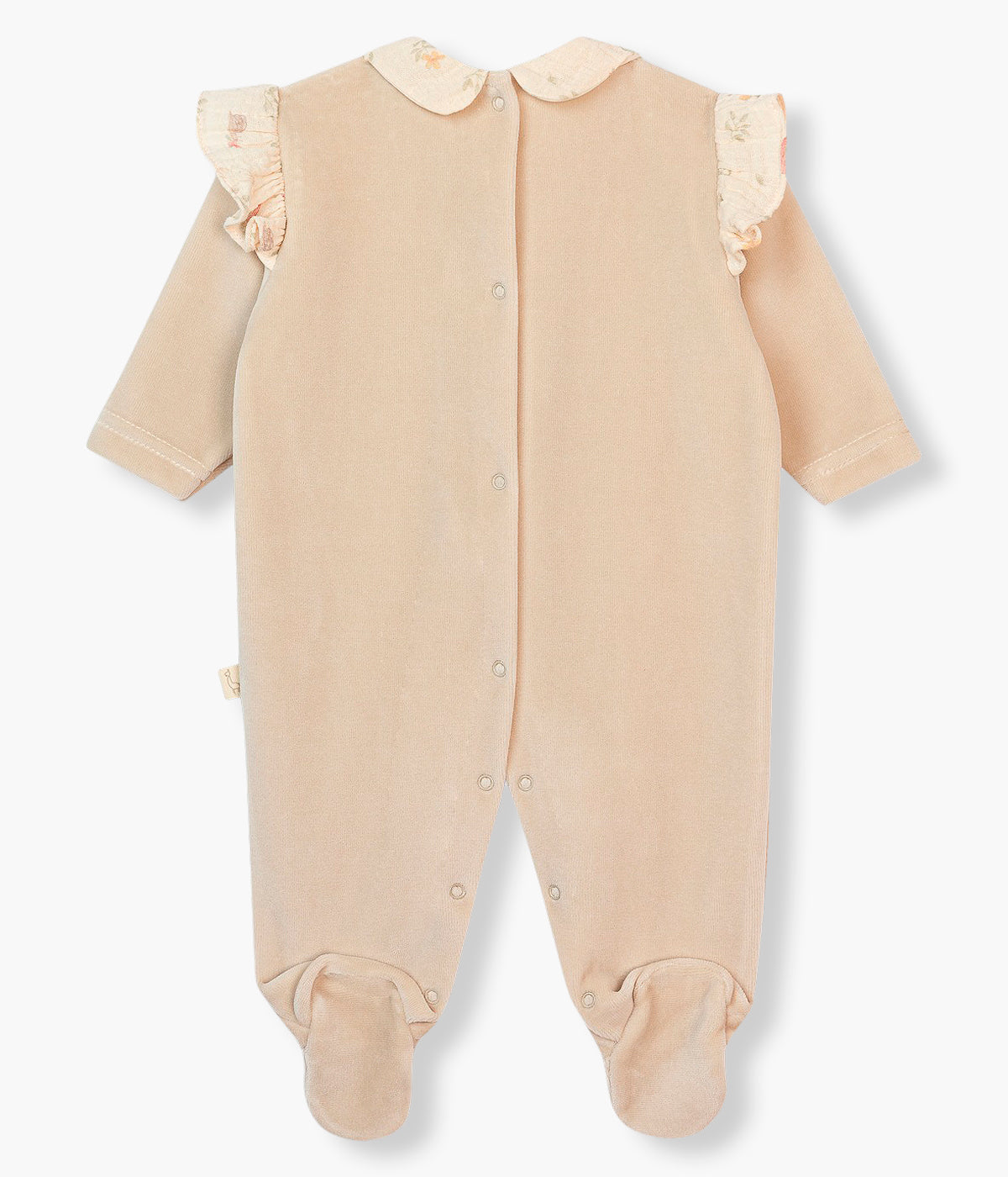Vista costas do babygrow em veludo bege da Baby Gi para bebé e recém-nascido(a). Gola redonda cortada e folho nos ombros em musselina pérola com padrão bosque. Abertura nas costas e entrepernas.
