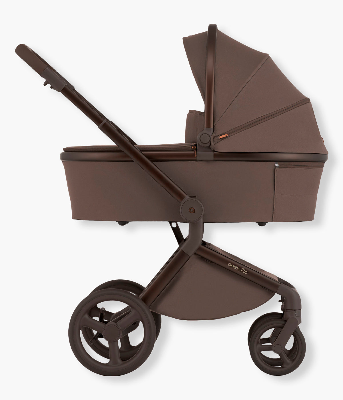 Vista lateral do carrinho de passeio Flo da marca Anex na cor Browny. Elegante carrinho que acompanha o bebé desde o nascimento até aproximadamente aos 4 anos, combinando uma alcofa leve e espaçosa com um assento de passeio reversível até aos 22 kg.