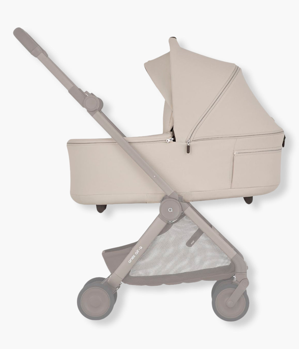 Vista lateral da alcofa para carrinho de passeio Air-Q da marca Anex na cor Vanille. Prática alcofa que transforma o compacto carrinho de passeio Air-Q numa solução confortável para os primeiros meses do bebé.