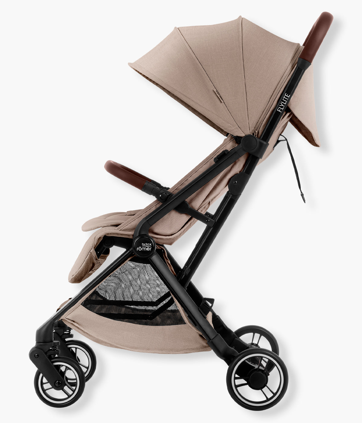 Vista lateral do carrinho de passeio compacto Flylite da marca Britax Römer na cor Teak. Compacto carrinho de passeio desenvolvido para famílias que procuram uma solução leve, compacta e prática para viajar ou circular pela cidade.