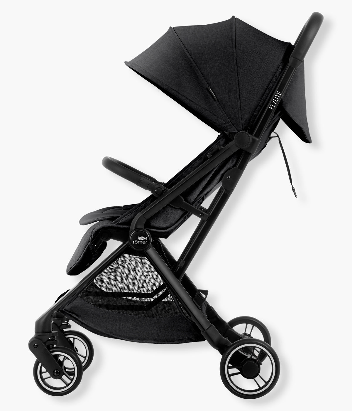 Vista lateral do carrinho de passeio compacto Flylite da marca Britax Römer na cor Carbon Black. Compacto carrinho de passeio desenvolvido para famílias que procuram uma solução leve, compacta e prática para viajar ou circular pela cidade.