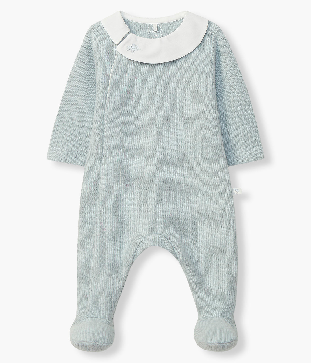 Vista frontal do babygrow em algodão cardado canelado azul acinzentado da Laranjinha para bebé e recém-nascido(a). Gola branca com delicado elefante bordado. Abertura na frente.