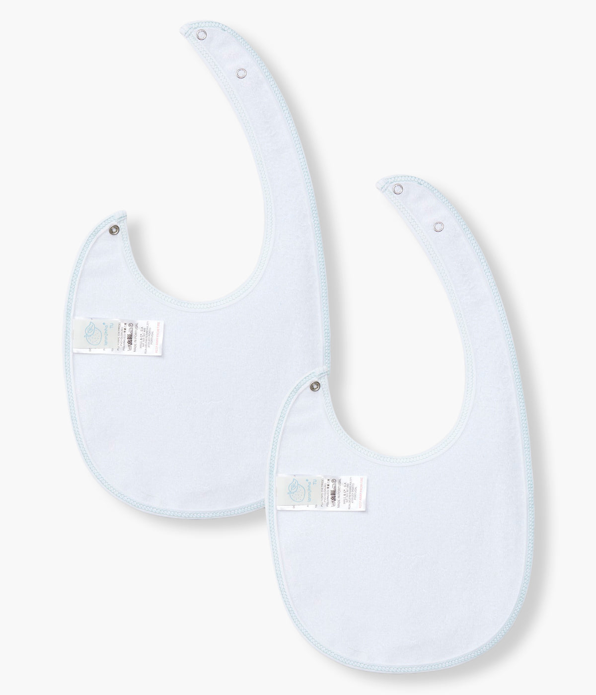 Vista traseira do pack de 2 babetes impermeáveis brancas da Laranjinha para bebé e recém-nascido(a). Uma com frente em tecido musselina e outra com elegante elefante bordado. Forro em impermeável turco. Costura azul acinzentada. Abertura com 2 posições.