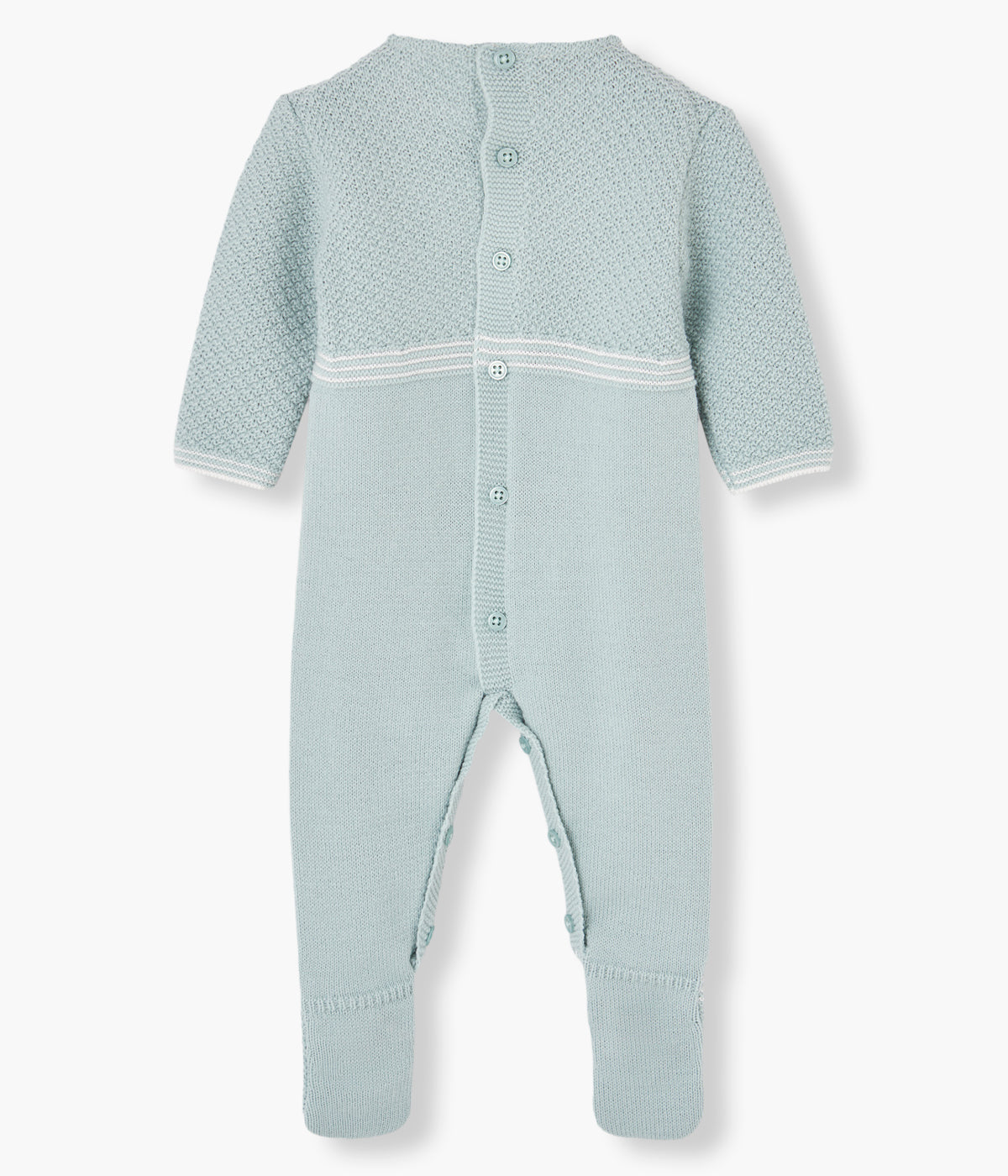 Vista traseira do babygrow em malha verde da Paz Rodríguez para bebé e recém-nascido(a). Peitilho em tecido branco com pequenas pintas bordadas em verde. Detalhes com relevo nas mangas e pés.