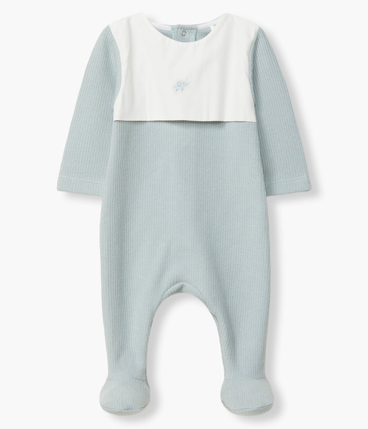 Vista frontal do babygrow em algodão azul acinzentado da Laranjinha para bebé e recém-nascido(a). Peitilho em tecido branco com elegante bordado de elefante. Abertura nas costas e entrepernas.