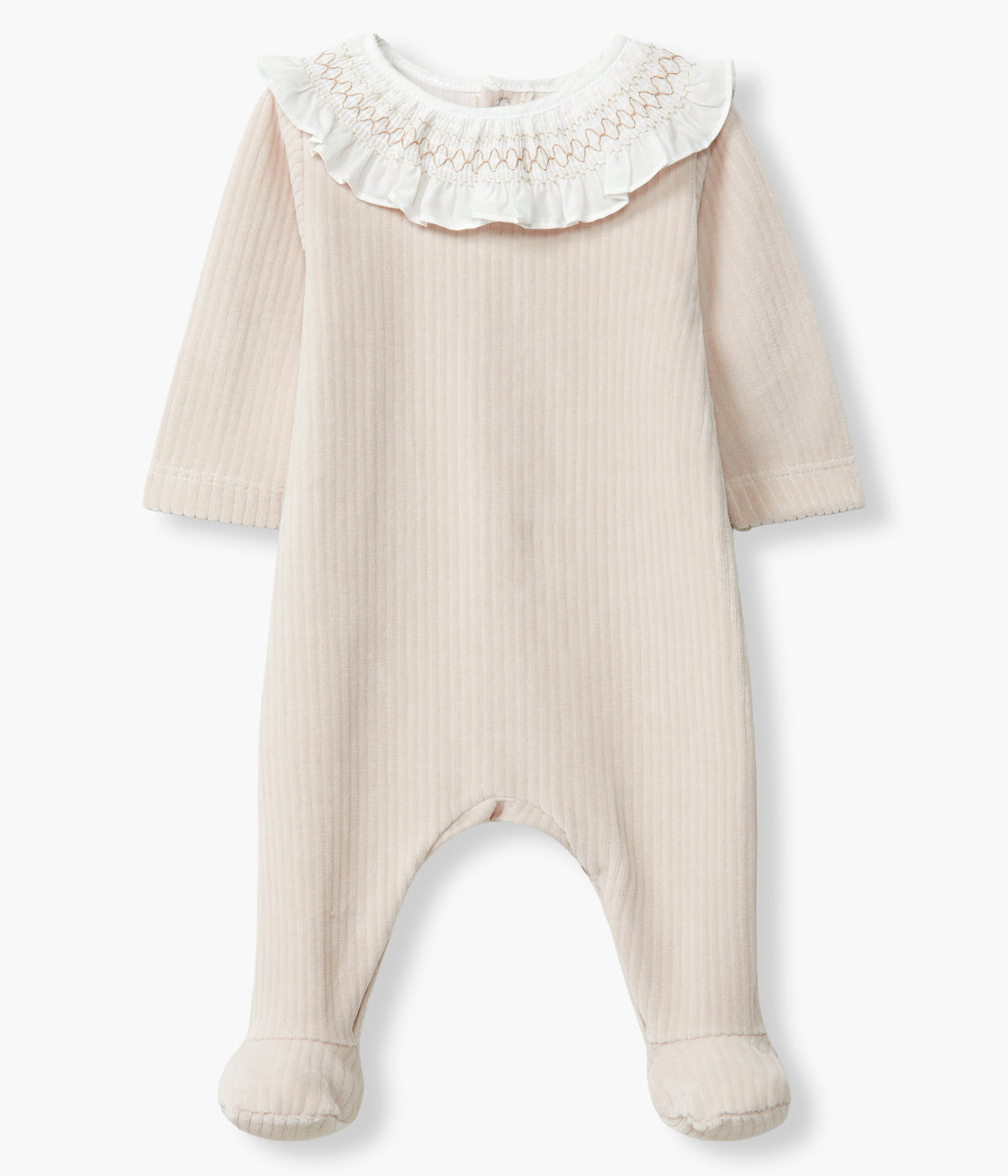 Vista frontal do babygrow em veludo canelado bege da Laranjinha para bebé e recém-nascido(a). Gola folho em tecido branco com detalhes de smocks. Abertura nas costas e entrepernas.