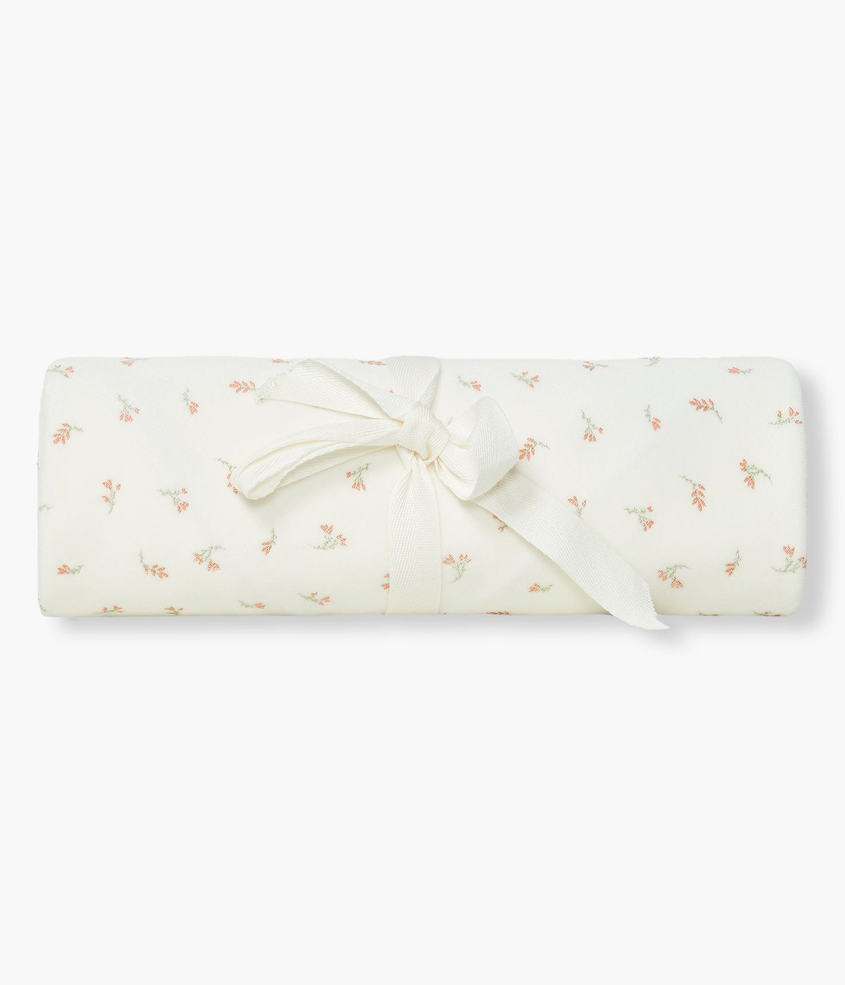 Vista dobrada da manta de dupla face em veludo e algodão pérola da Laranjinha para bebé menina e recém-nascida. Uma face em veludo com elegante padrão floral e outra face lisa em algodão.