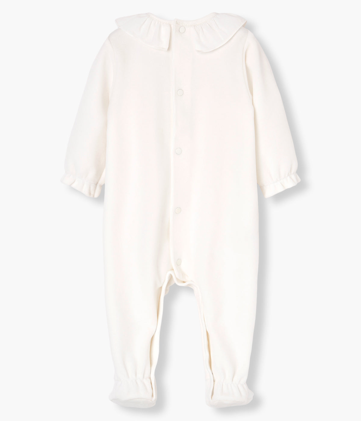Vista costas do babygrow em veludo pérola da Paz Rodríguez para bebé e recém-nascido(a). Gola folho em tecido. Faixa em renda com laço e medalha madrepérola. Abertura nas costas e entrepernas.