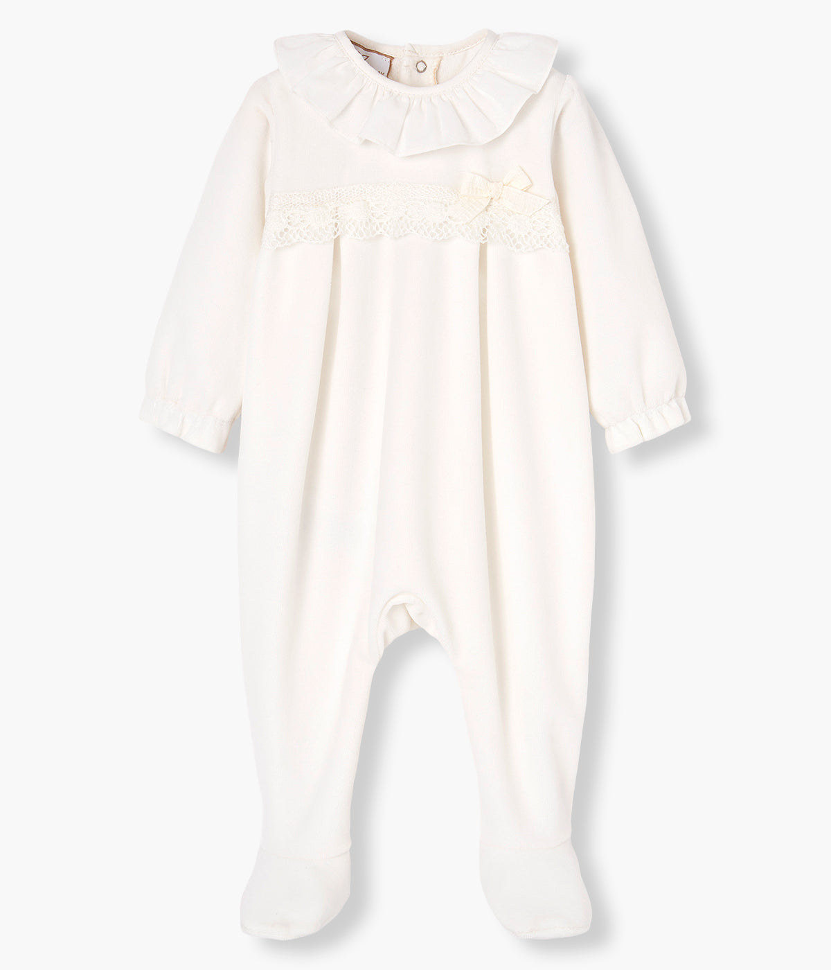 Vista frontal do babygrow em veludo pérola da Paz Rodríguez para bebé e recém-nascido(a). Gola folho em tecido. Faixa em renda com laço e medalha madrepérola. Abertura nas costas e entrepernas.