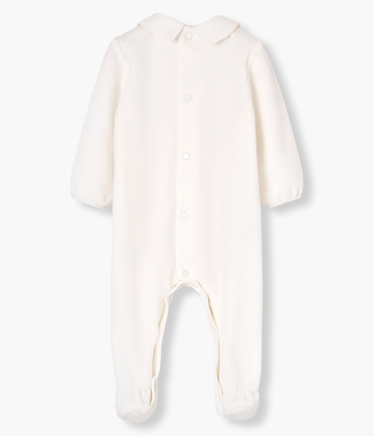Vista costas do babygrow em veludo pérola da Paz Rodríguez para bebé e recém-nascido(a). Gola bico, renda no peito e dois botões madrepérola decorativos. Abertura nas costas e entrepernas.