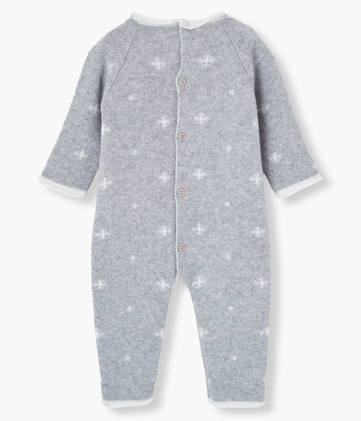 Vista costas do babygrow em malha de lã e caxemira cinza da Paz Rodríguez para bebé e recém-nascido(a). Detalhe de flocos de neve brancos por todo. Abertura com botões nas costas e molas de pressão entrepernas.