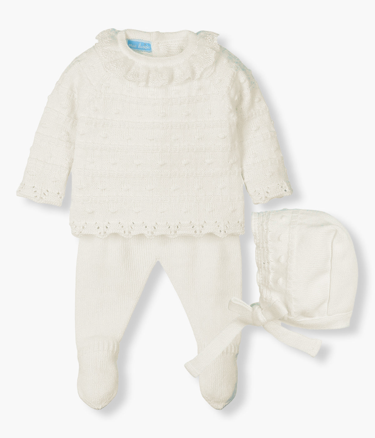 Vista frontal do conjunto de 3pc em malha pérola da Mac Ilusión para bebé menina e recém-nascida. Camisola com gola folho em renda e com detalhes com relevo na malha. Touca com detalhes a combinar. Calças lisas com pés.