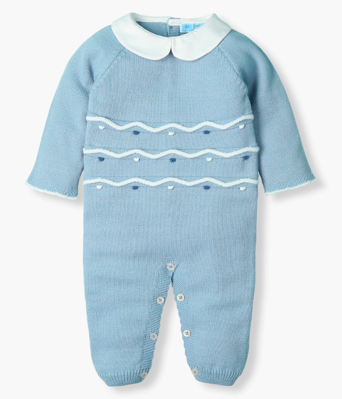 Vista frontal do babygrow em malha azul da Mac Ilusión para bebé e recém-nascido(a). Elegante babygrow sem pés com gola redonda branca e bolinhas e detalhes com relevo em branco e tons de azul. Abertura nas costas e entrepernas.