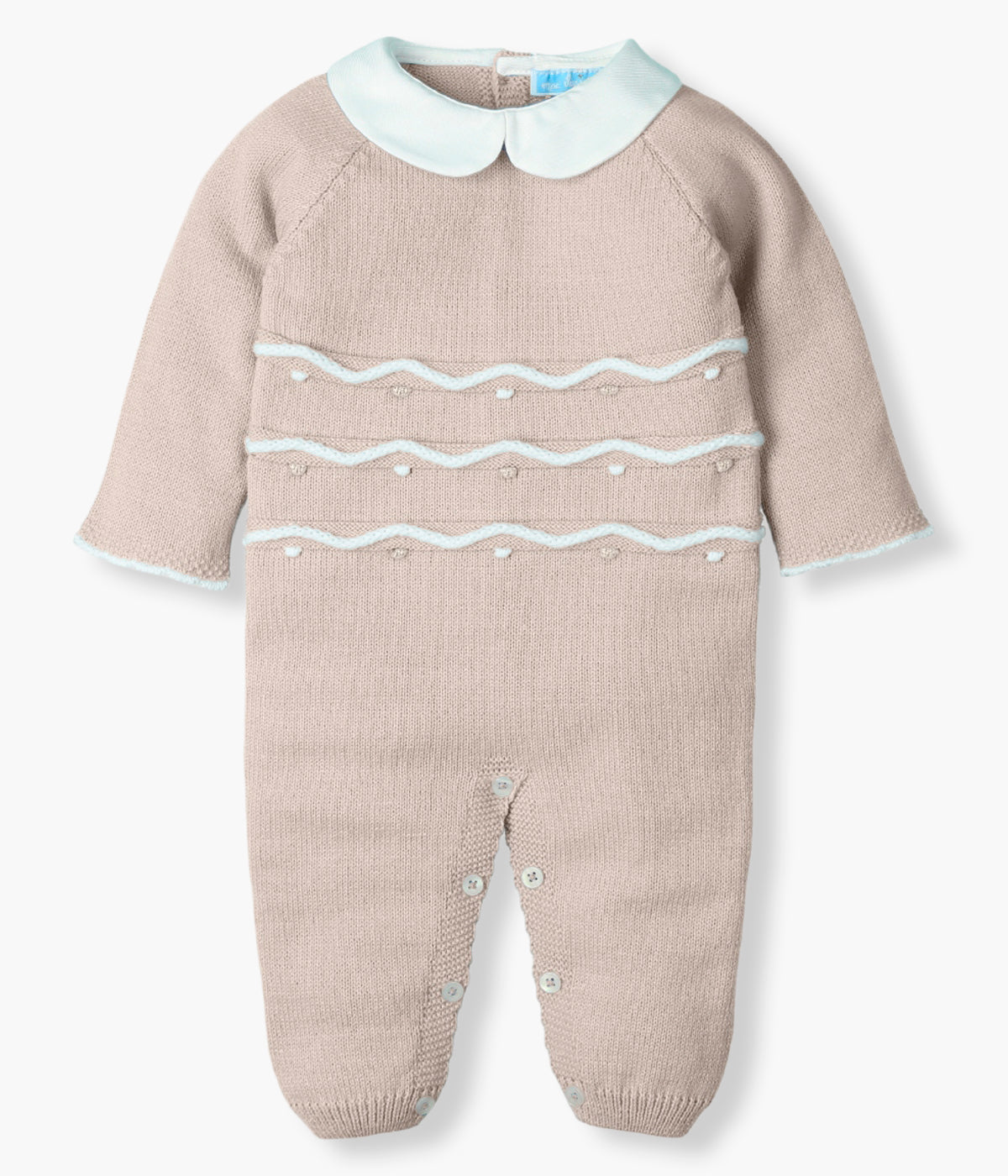 Vista frontal do babygrow em malha bege da Mac Ilusión para bebé e recém-nascido(a). Elegante babygrow sem pés com gola redonda branca e bolinhas e detalhes com relevo em branco e tons de bege. Abertura nas costas e entrepernas.