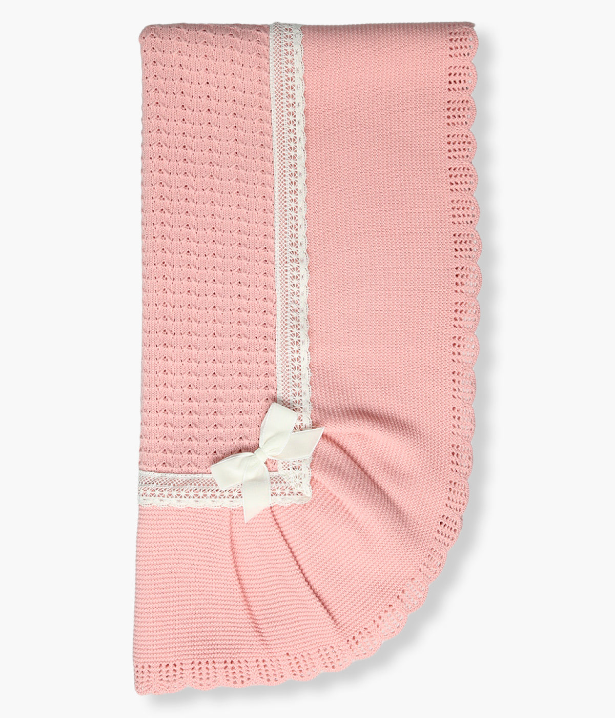 Vista frontal da manta em malha rosa velho da Mac Ilusión para bebé menina e recém-nascida. Elegante manta de formato quadrado com detalhes perfurados na malha e faixa em renda com laço gorgurão pérola.