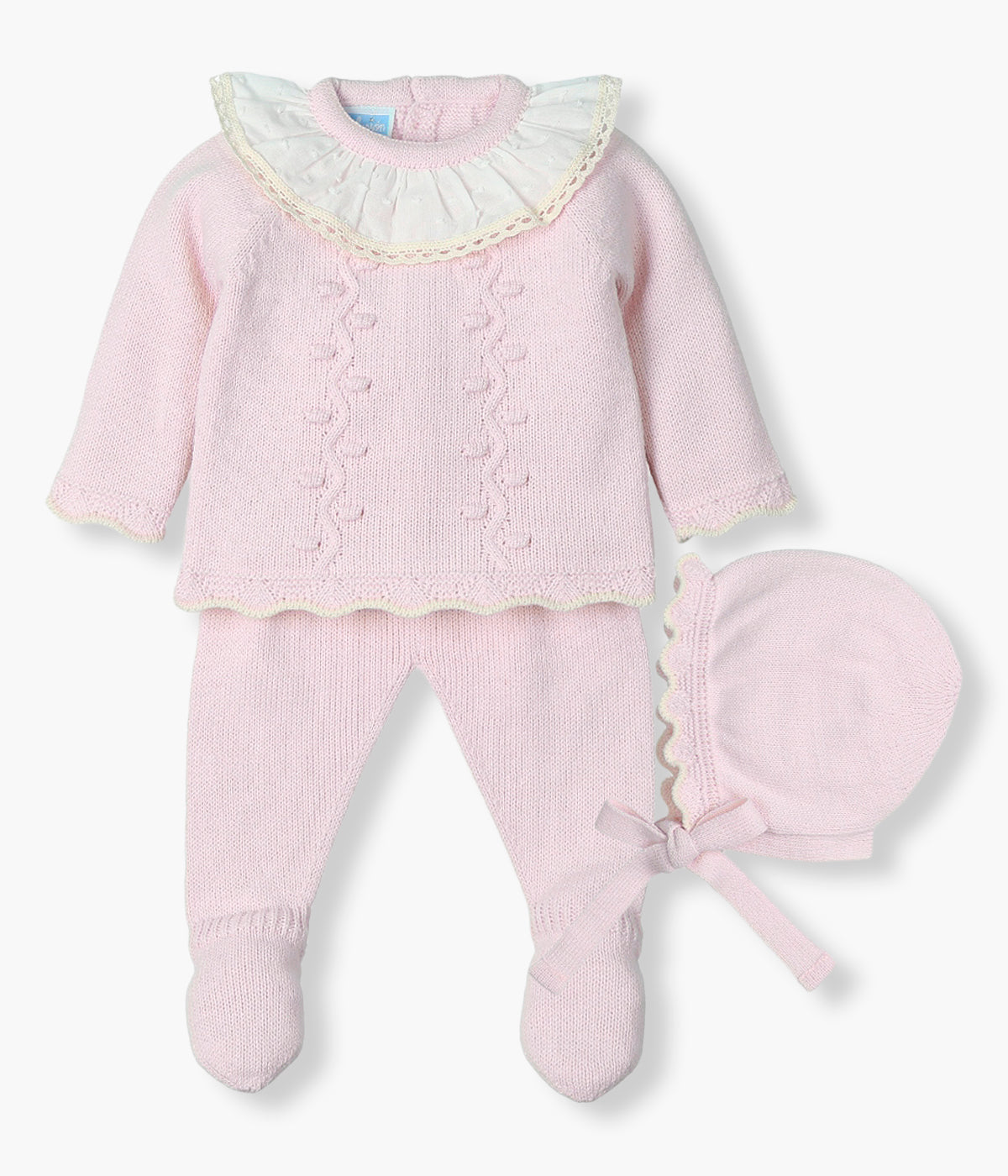 Vista frontal do conjunto de 3pc em malha rosa da Mac Ilusión para bebé menina e recém-nascida. Camisola com gola folho em tecido plumeti com rebordo em renda pérola e detalhes na malha. Touca com rebordo pérola a combinar. Calças lisas com pés.
