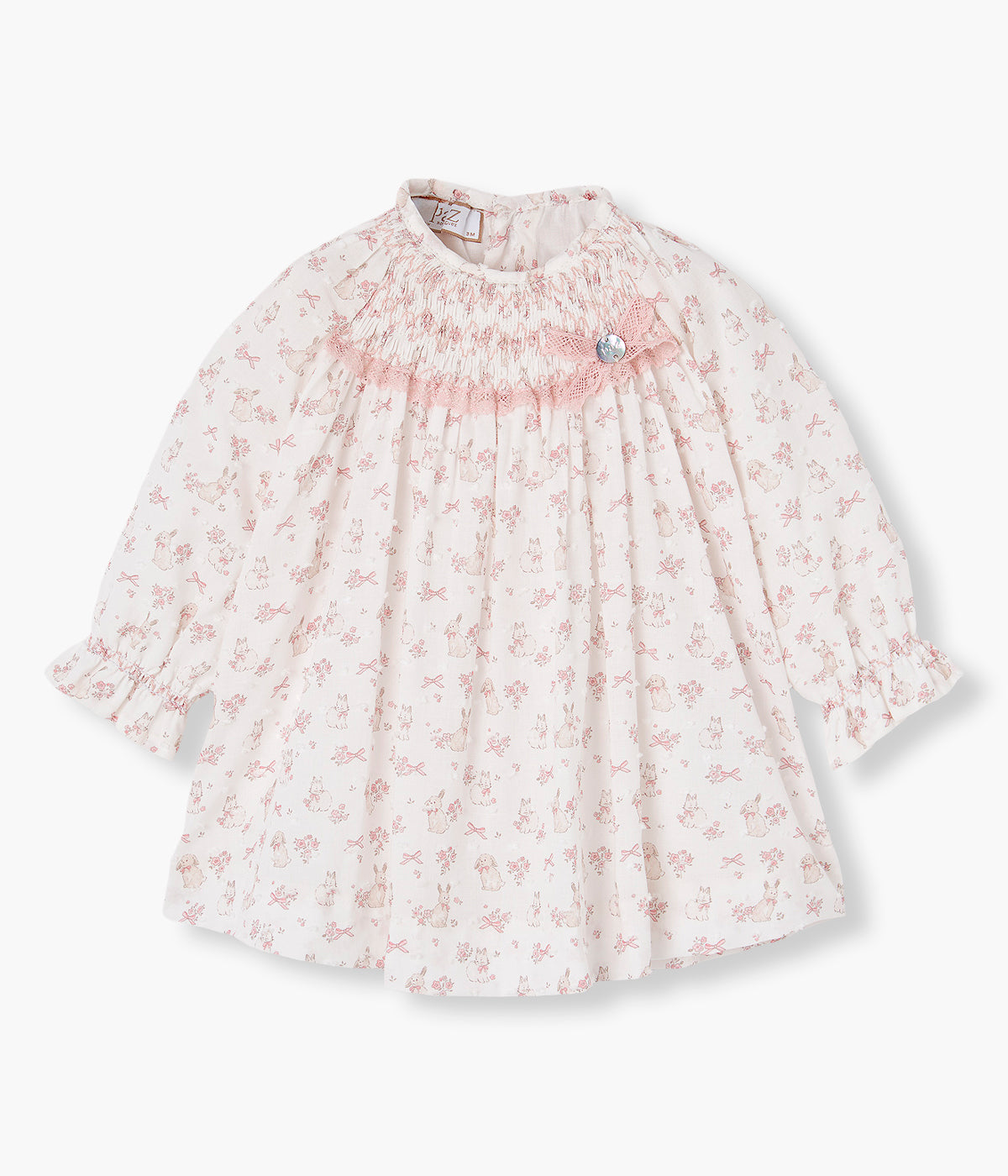 Vista frontal do vestido com tapa fraldas em algodão com padrão coelho da Paz Rodríguez para bebé menina e recém-nascida. Peito com tecido favo, faixa em renda e medalha de madrepérola com laço em renda. Tapa fraldas a combinar.