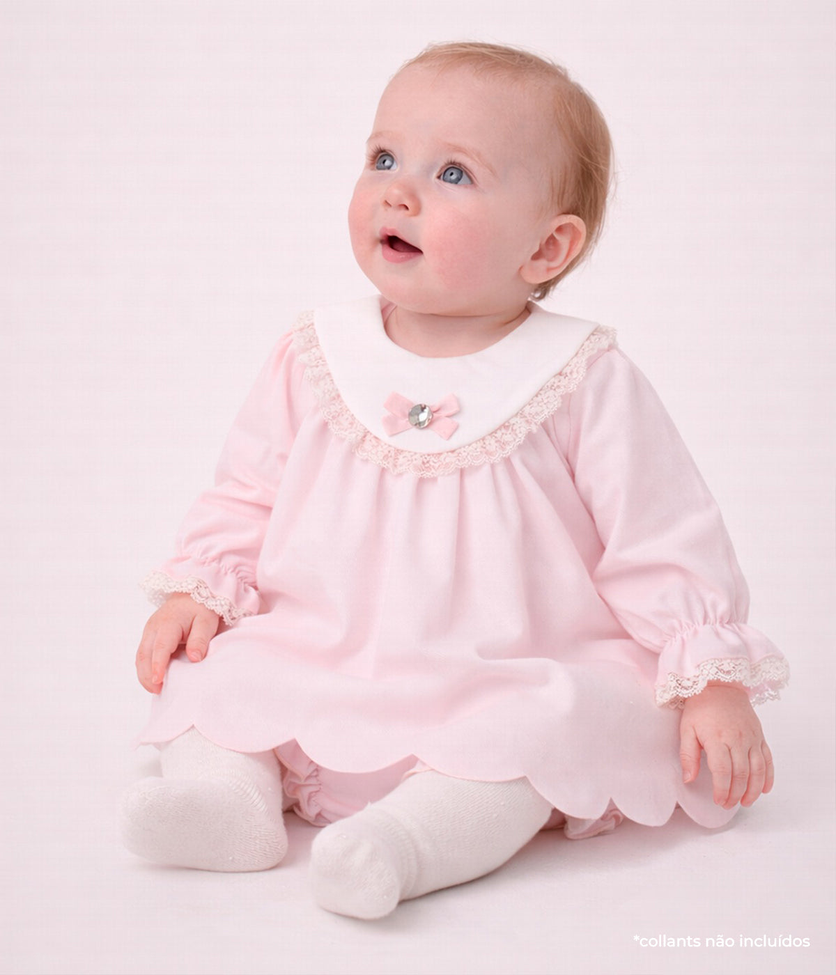 Vista de bebé a vestir vestido com tapa fraldas em algodão da Paz Rodríguez para bebé menina e recém-nascida.