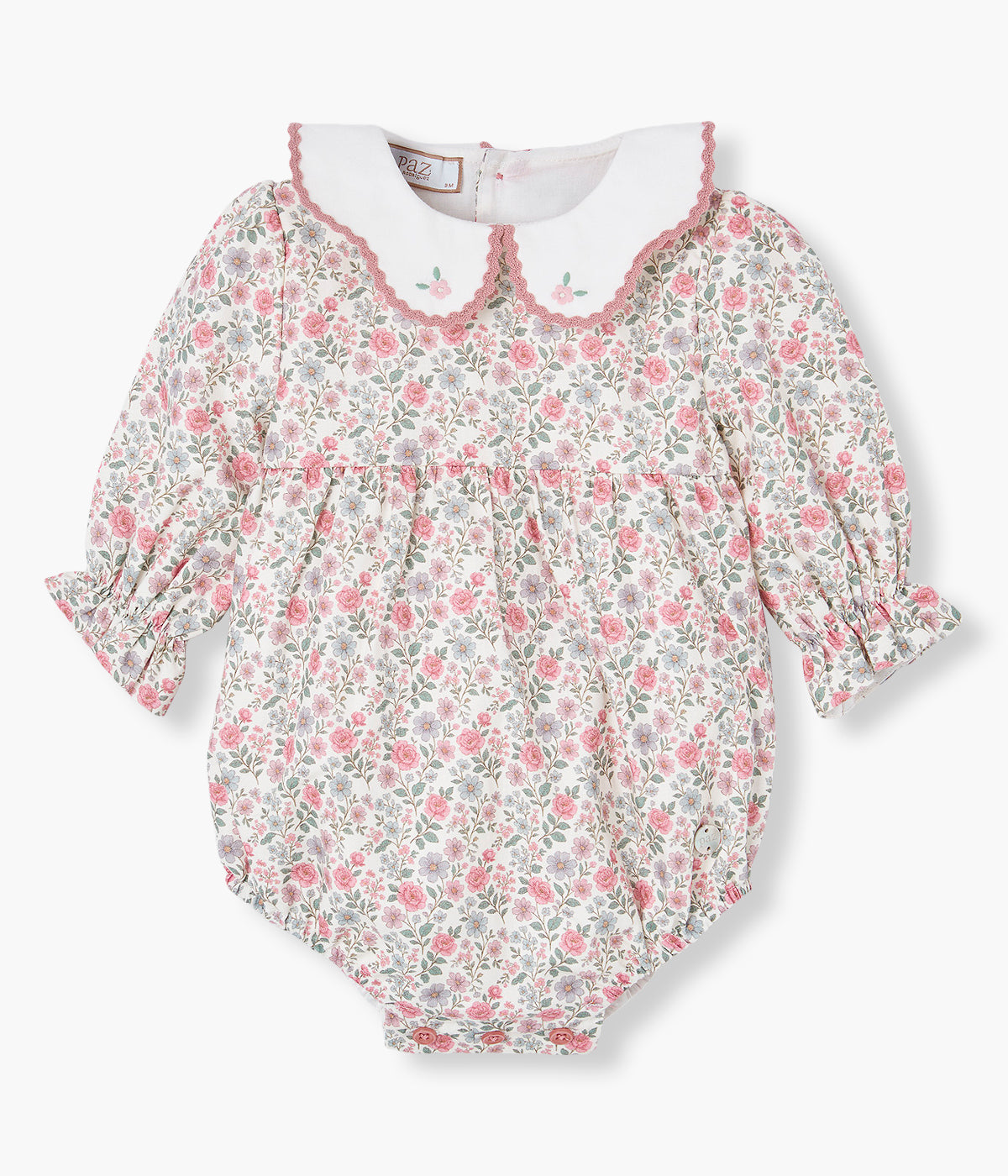 Vista frontal fofo em algodão pérola da Paz Rodríguez para bebé menina e recém-nascida. Gola em tecido branco com rebordo em renda e pequenas flores bordadas. Fofo com padrão floral total.