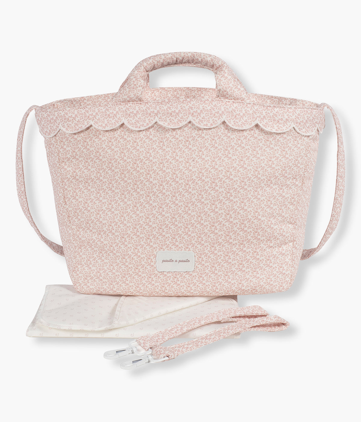 Vista frontal da mala de maternidade Maison Tender Flowers da Pasito a Pasito. Delicada bolsa que combina o delicado padrão floral com toda a funcionalidade necessária para os passeios com a bebé.