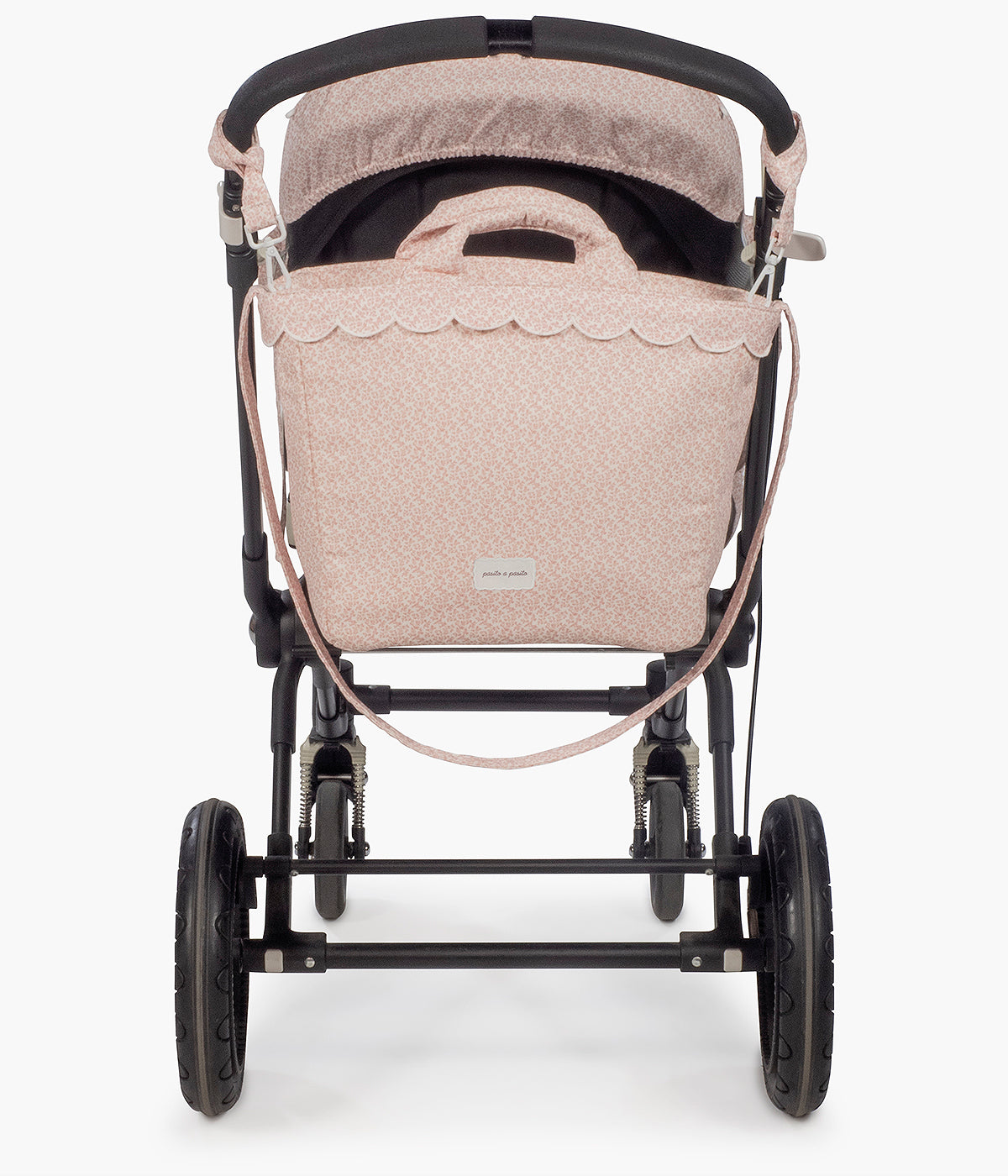 Vista pendurada no carrinho da mala de maternidade Maison Tender Flowers da Pasito a Pasito. Delicada bolsa que combina o delicado padrão floral com toda a funcionalidade necessária para os passeios com a bebé.