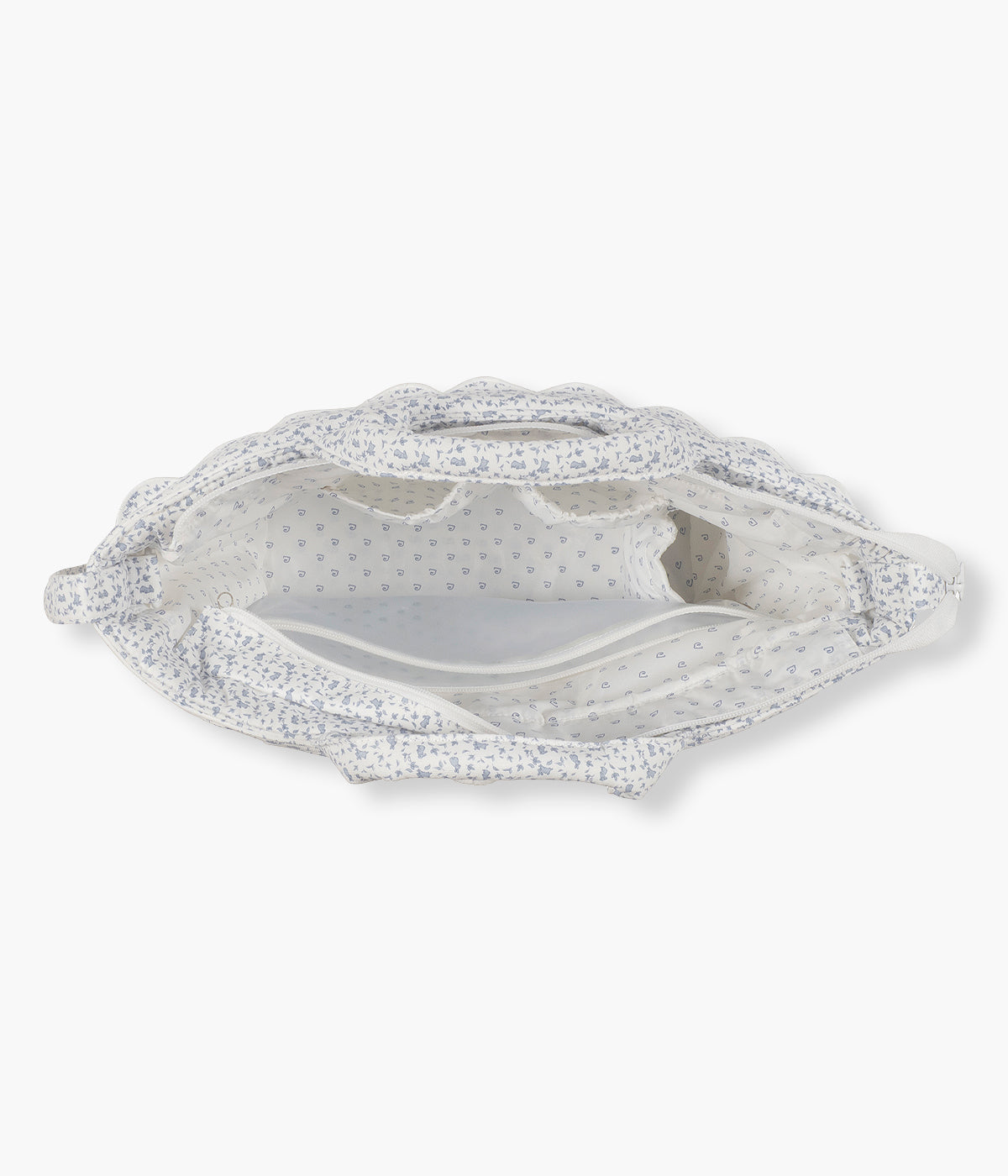 Vista do interior da mala de maternidade Maison Tender Rabbits da Pasito a Pasito. Delicada bolsa que combina o delicado padrão de coelhos com toda a funcionalidade necessária para os passeios com o bebé.