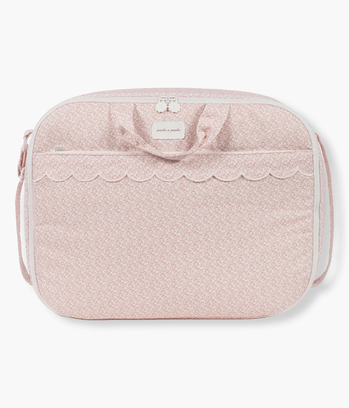 Vista frontal da mala de maternidade retangular Maison Tender Flowers da Pasito a Pasito. Elegante mala branca com padrão floral rosa que combina um design delicado com a capacidade e organização necessárias para preparar a chegada da bebé.