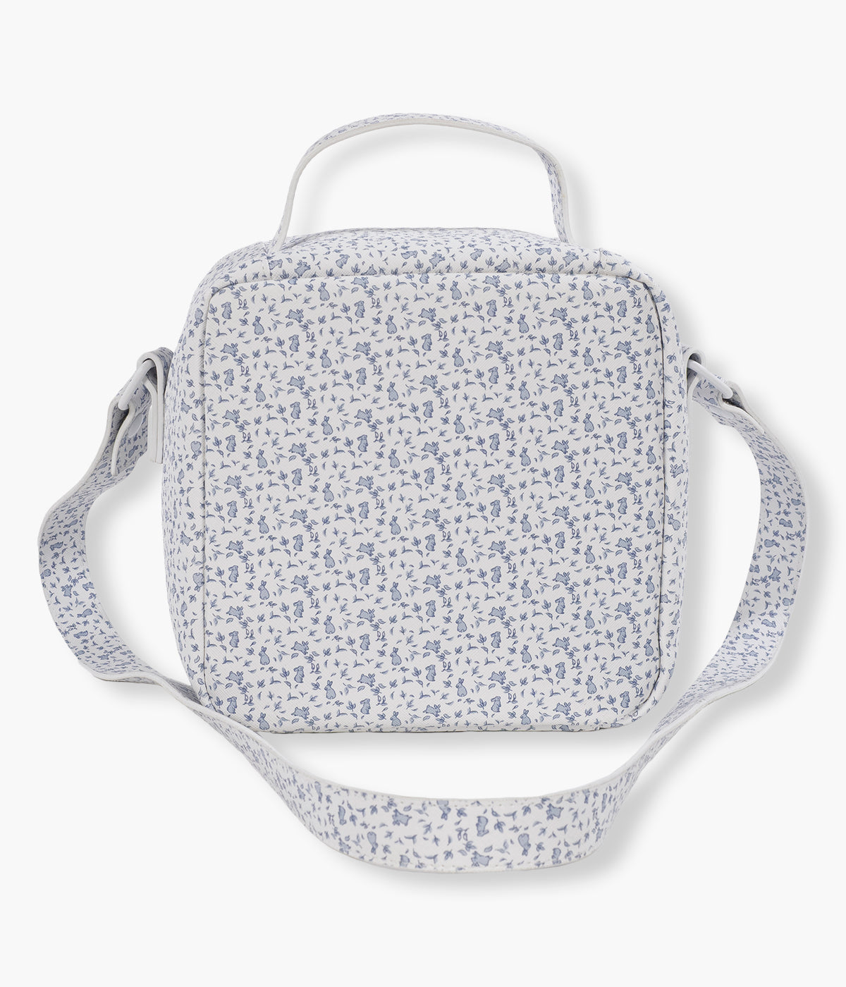 Vista traseira da bolsa térmica Maison Tender da Pasito a Pasito. Prática bolsa que permite transportar a comida e as bebidas do bebé ajudando a conservar a temperatura durante mais tempo. Fabricada em pele vegana com padrão coelhos em tons de azul, possui um interior isotérmico espaçoso, abertura ampla com fecho de correr e um prático bolso de rede na tampa. A pega de mão e a alça de ombro tornam-na fácil de transportar em passeios, viagens, creche ou no dia a dia.
