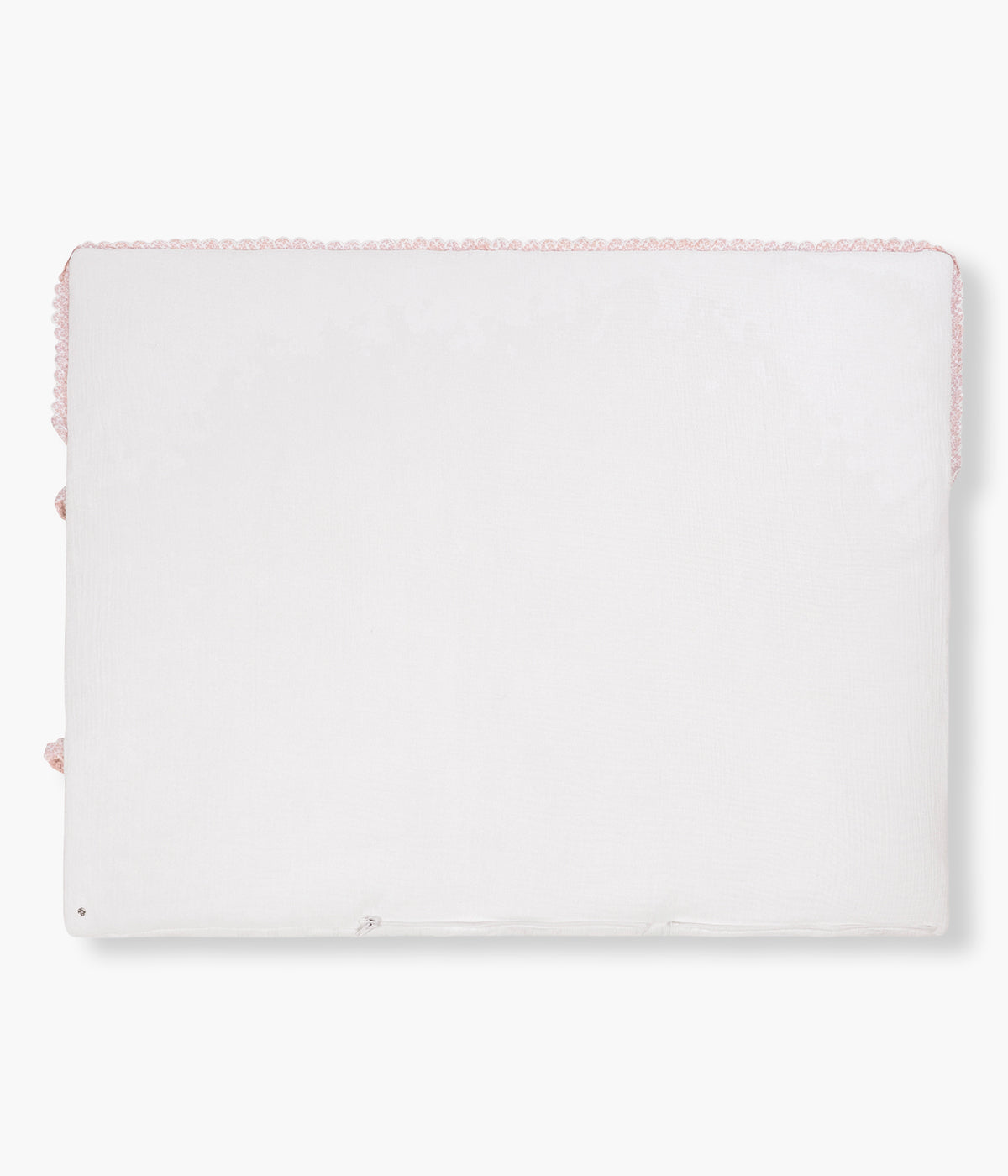 Vista aberta do saco Manta Maison Tender da Pasito a Pasito. Elegante saco manta com TOG 2.5 que proporciona uma envolvência suave e confortável nos primeiros meses da bebé. Fabricado em 100% algodão, combina um exterior branco com delicada textura de riscas verticais e um interior em musselina lisa de algodão.