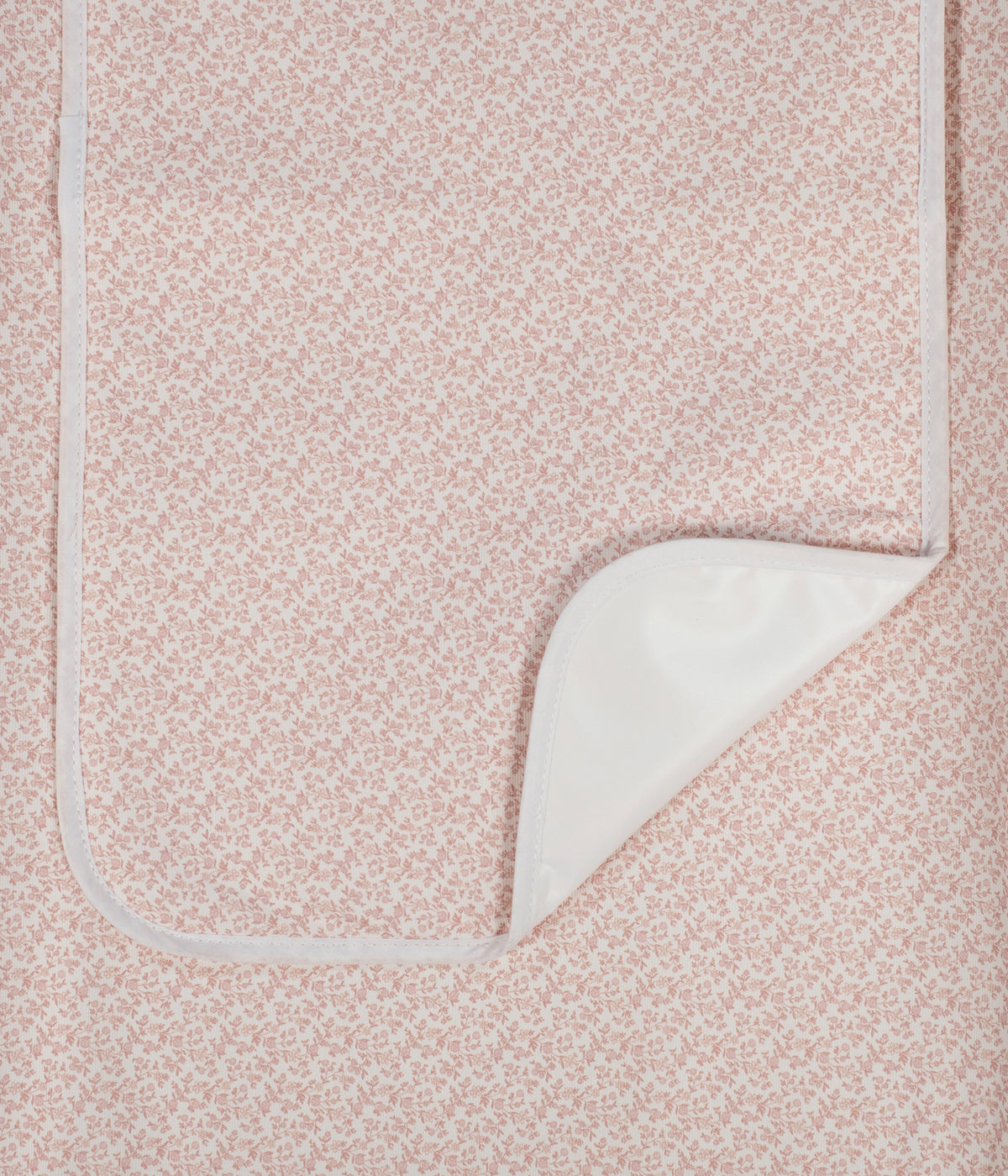 Vista detalhada do trocador de fraldas Maison Tender da Pasito a Pasito. Superfície confortável e estável para as trocas diárias da bebé com padrão flores rosa. Possui interior em espuma viscoelástica, capa impermeável e removível em 100% algodão e base antiderrapante para maior estabilidade. Com medidas de 70 × 50 cm, inclui ainda um pequeno muda-fraldas adicional e cumpre a norma EN 12221 para muda-fraldas de uso doméstico.