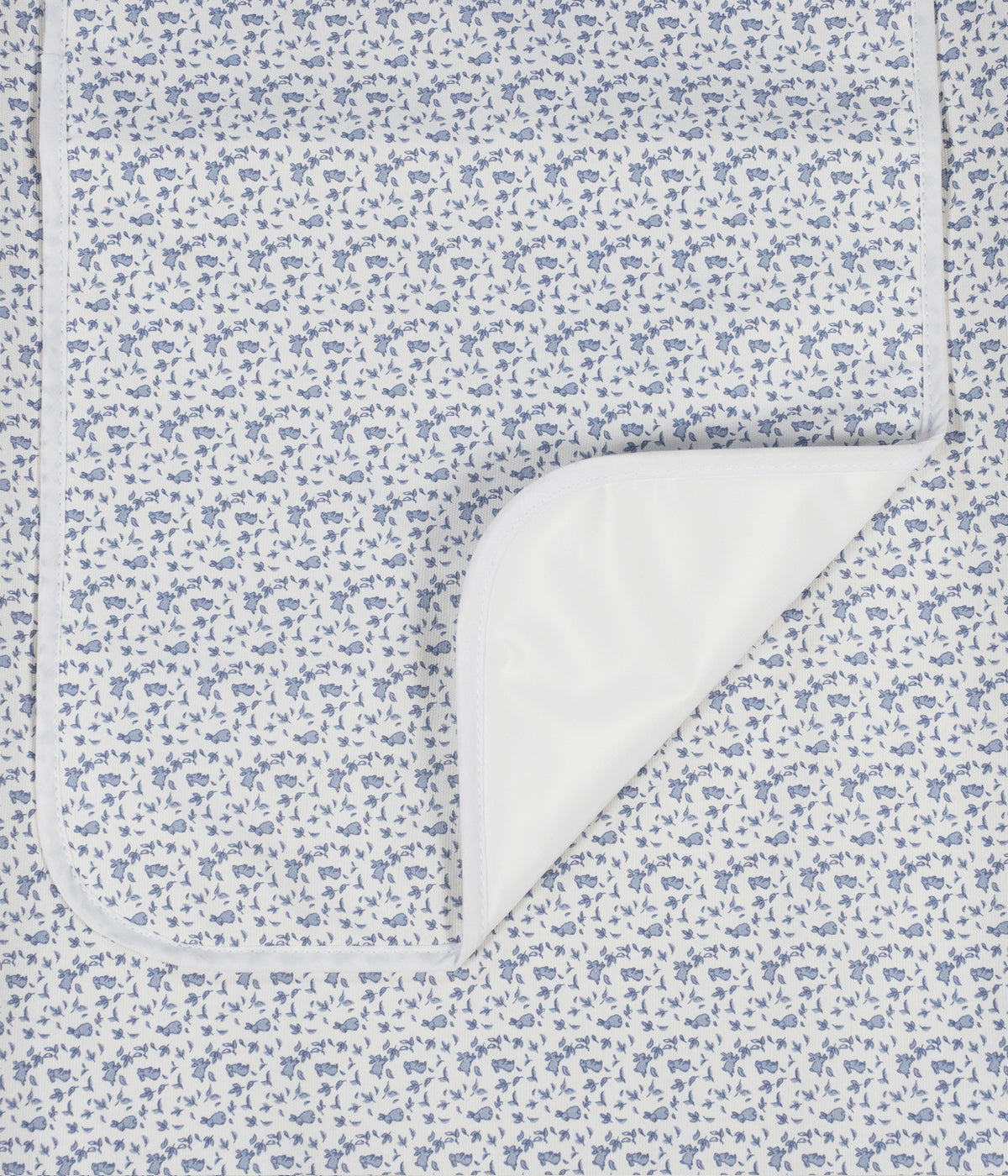 Vista detalhada do trocador de fraldas Maison Tender da Pasito a Pasito. Prático trocador com elegante padrão coelhos azuis que oferece um espaço confortável e seguro para mudar a fralda do bebé em casa. Com espuma viscoelástica, base antiderrapante e capa removível impermeável, combina funcionalidade, higiene e um design delicado que harmoniza com o quarto do bebé.