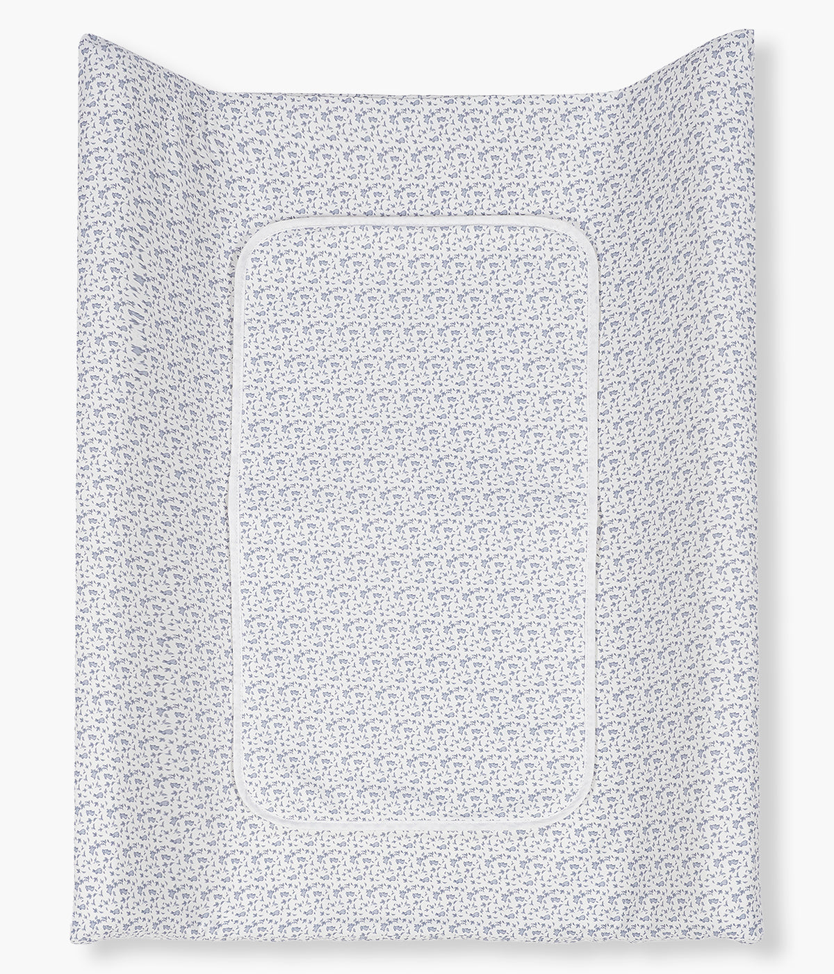Vista frontal do trocador de Fraldas Maison Tender da Pasito a Pasito. Prático trocador com elegante padrão coelhos azuis que oferece um espaço confortável e seguro para mudar a fralda do bebé em casa. Com espuma viscoelástica, base antiderrapante e capa removível impermeável, combina funcionalidade, higiene e um design delicado que harmoniza com o quarto do bebé.